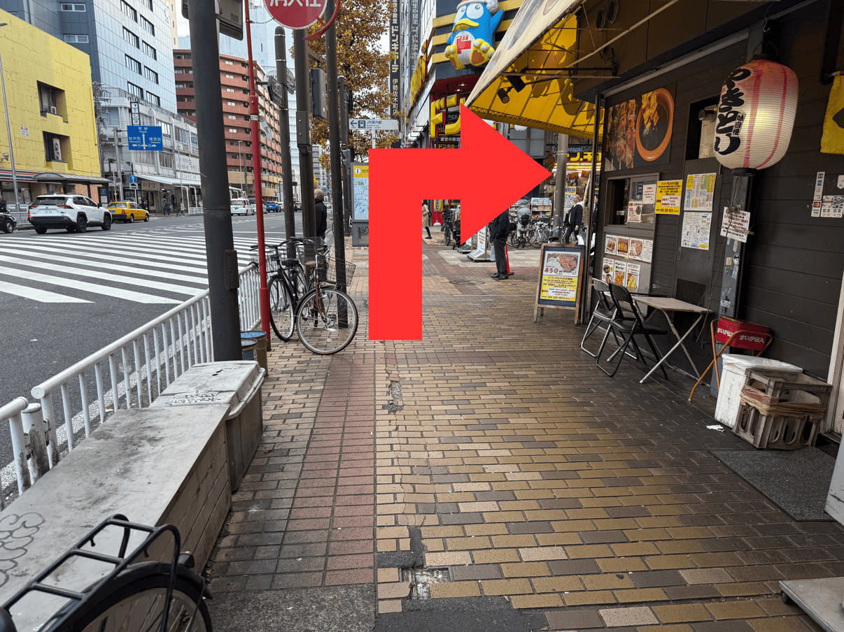 { ドンキホーテの入り口が見えたら右に曲がります。 }